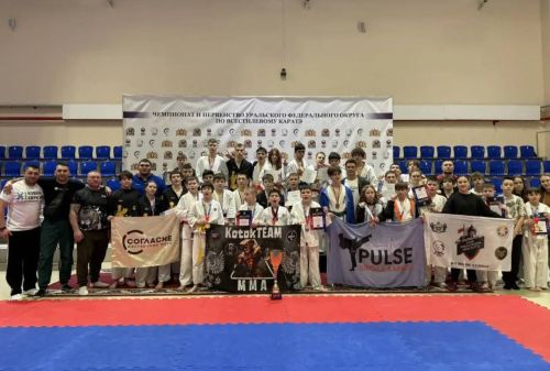 Награды тюменских бойцов всестилевого каратэ.